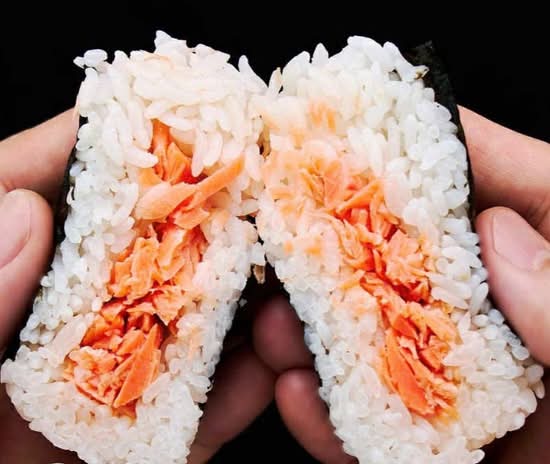 Onigiri au Saumon Épicé