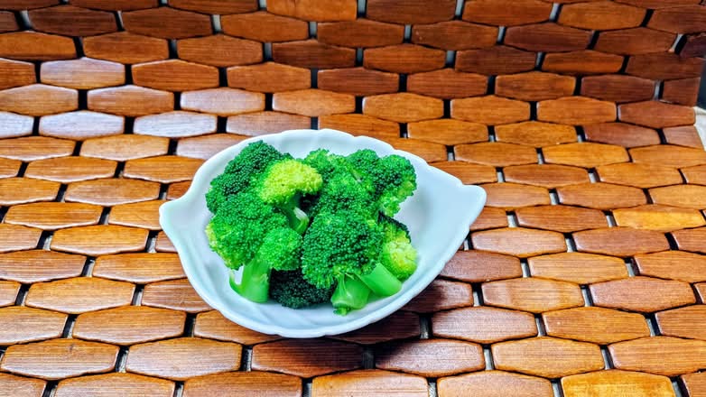 D6. Steamed Broccoli