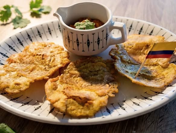 Toast de Banane Plantain avec Sauce Colombienne (Patacón con Ahogado Colombiano)