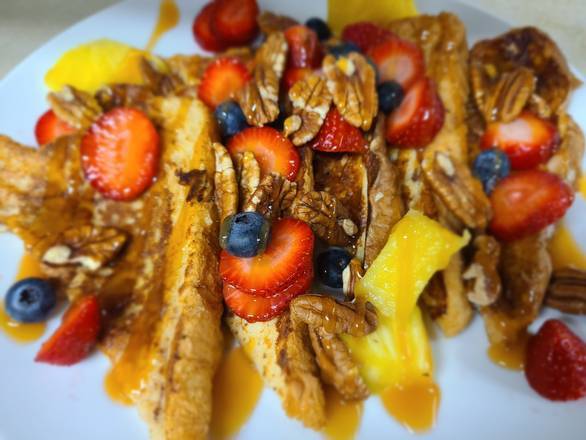 Plat de Pain Doré et Fruits Frais / French Toast with Fresh Fruit Platter