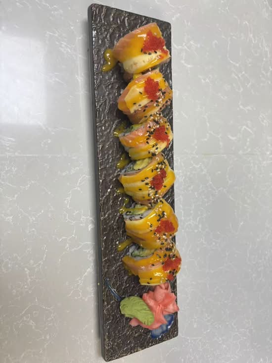 SR21 Mango Salmon roll 6pcs