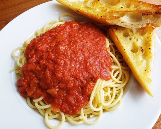 Spaghetti with Tomato Sauce and Garlic Bread