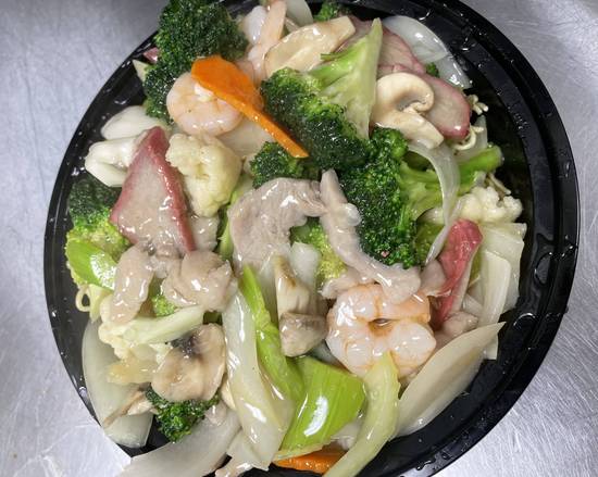Cantonese Chow Mein(chicken, shrimp BBQ pork & veg.)