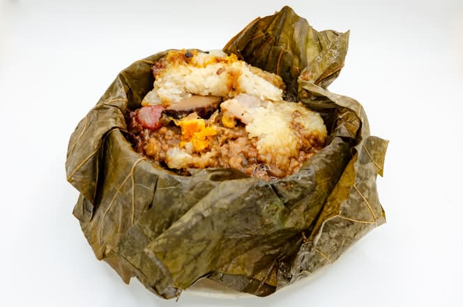 Steamed Deluxe Sticky Rice Purse with Chicken, Pork, Mushroom, Egg Yolk and Chinese Sausage 奢華珍珠糯米雞
