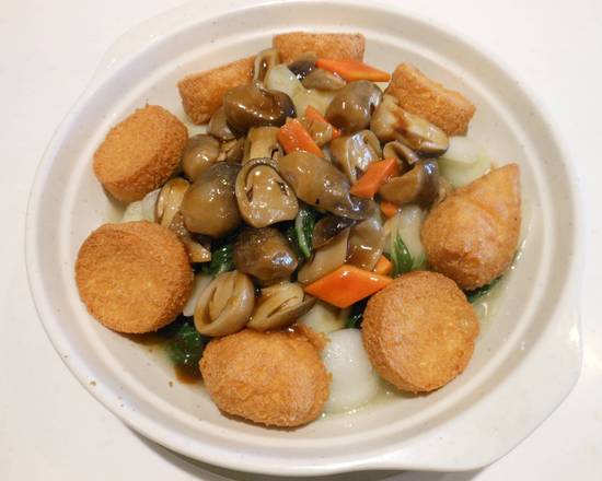 Straw Mushroom Stir-fried with Baby Bokchoy and Deep-fried Egg tofu 草菇玉子扒白菜苗