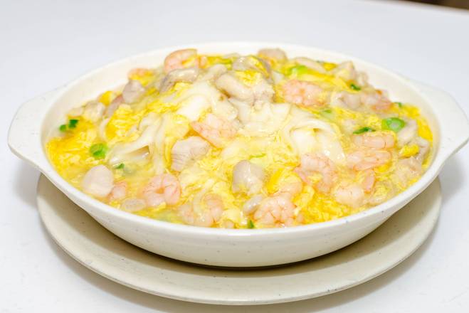 104A. Fried Rice Noodle with Diced Chicken and Shrimp in Egg Sauce 滑蛋蝦仁雞粒炒河