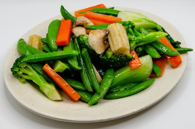 Sauteed Sugar Snap Pea with Assorted Vegetables and Mushroom 甜豆燴時蔬