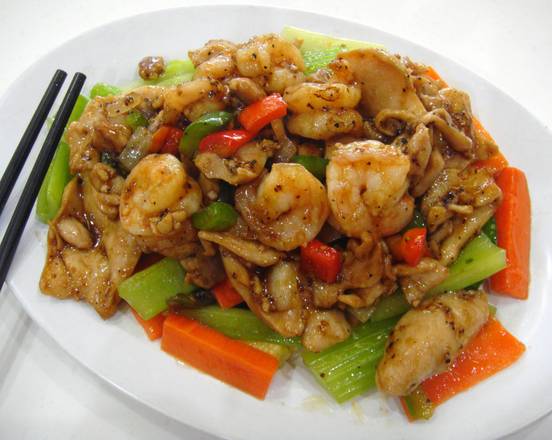 Prawns and Chicken with Mixed Vegetable in Black Pepper Sauce 黑椒錦繡龍鳳球