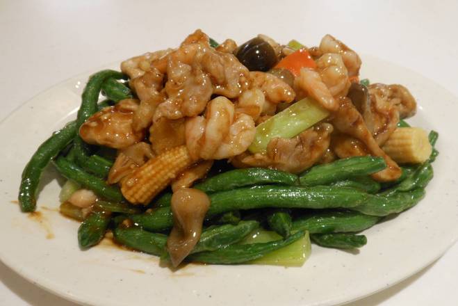 Prawns and Chicken Sauteed with Straw Mushroom and Green Bean  翠鳳鮮菇炒蝦球