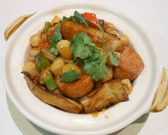 Braised Scallop with Egg Tofu and Eggplant in Spicy Bean Sauce 漁香三子煲