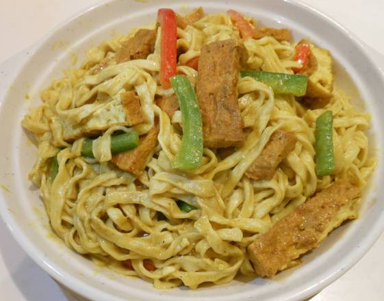 Braised E-Fu Noodle with Deep-fried Tofu in Coconut Curry Sauce咖喱椰汁炆伊麵