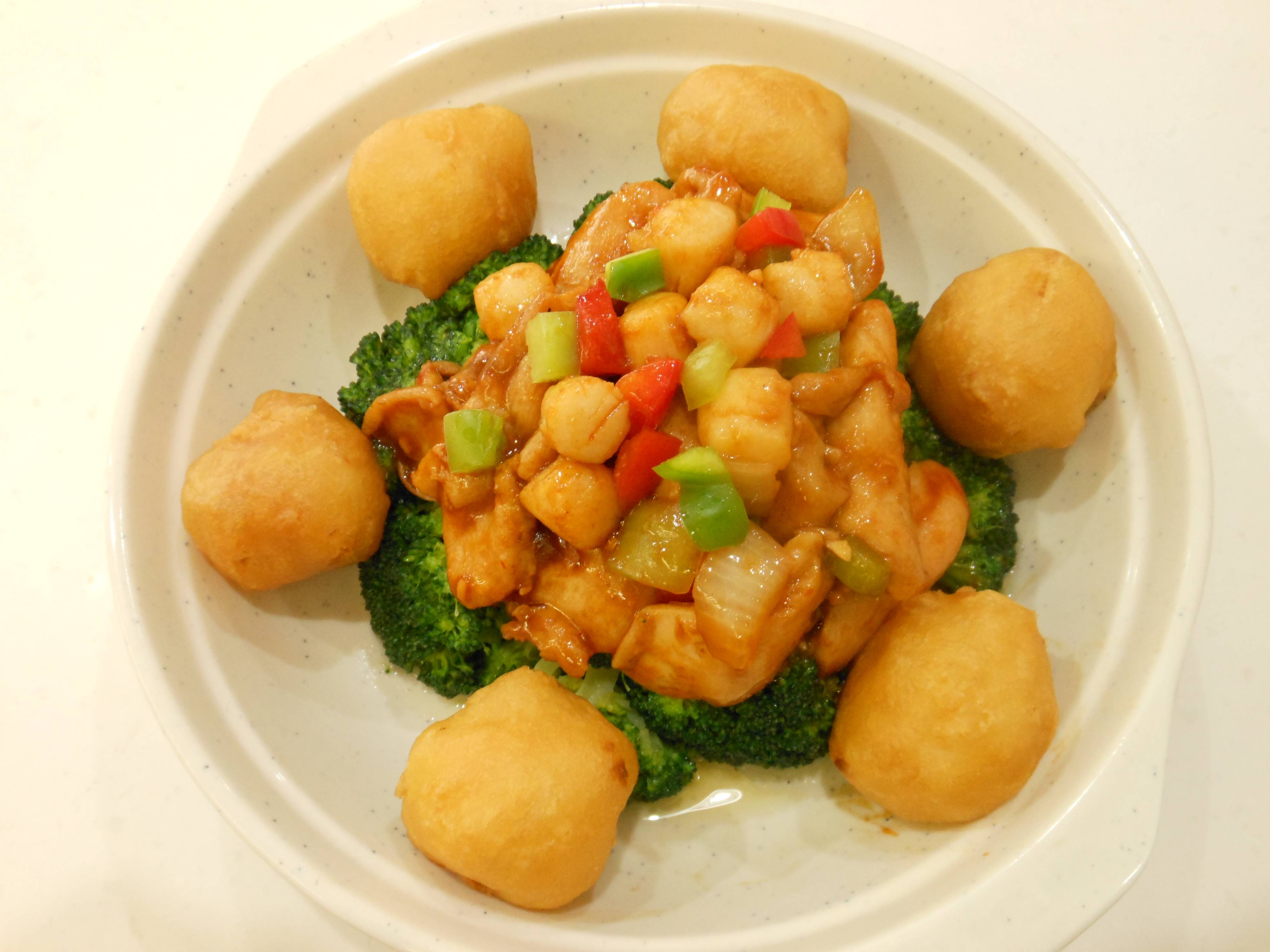 Wok-fried Scallops with Chicken & Broccoli in Spicy Bean Sauce Garnished with 6 Crispy Coconut Cream filled Milk Balls 脆奶拼漁香帶子雞片