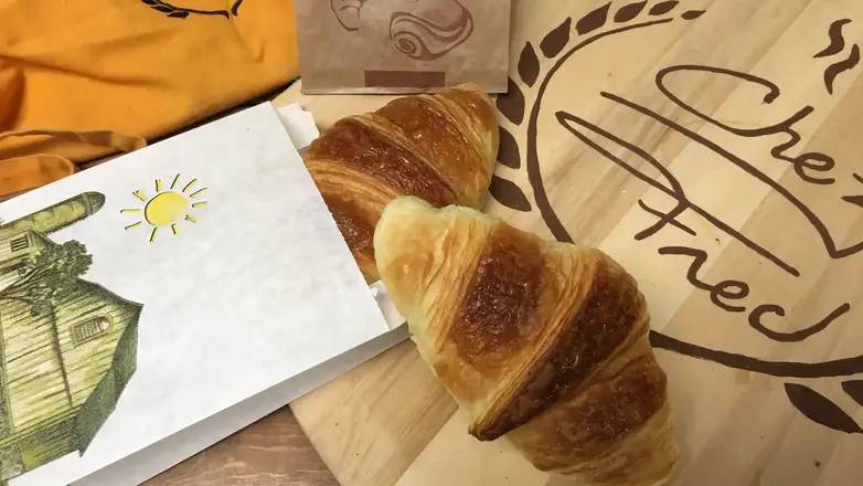 2 Croissants au Beurre / 2 Butter Croissants