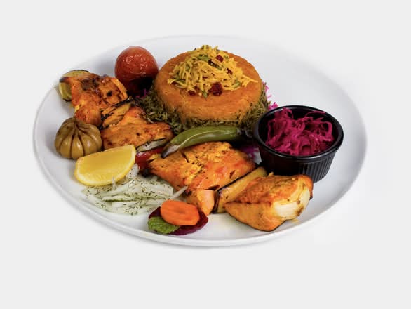 Grilled Salmon Fillet with Salad / خوراک فیله سالمون