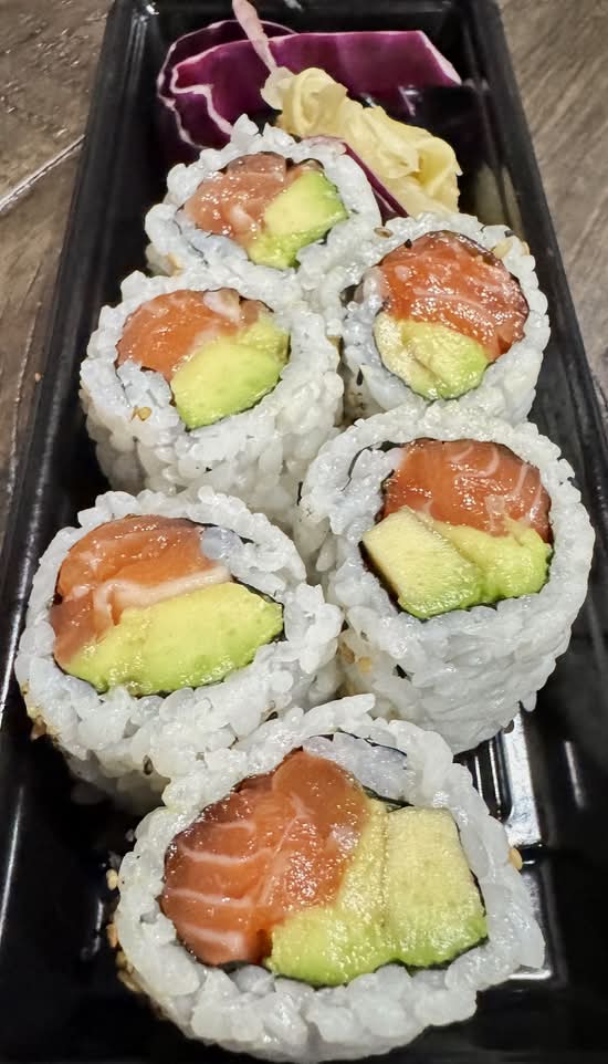 Salmon Avocado Roll (6 pcs)