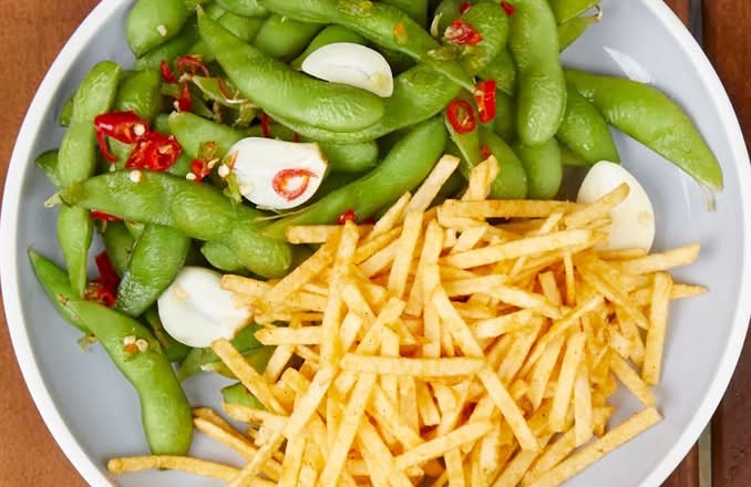 Sweet Chili Heat Edamame w/ Potato Sticks (L)