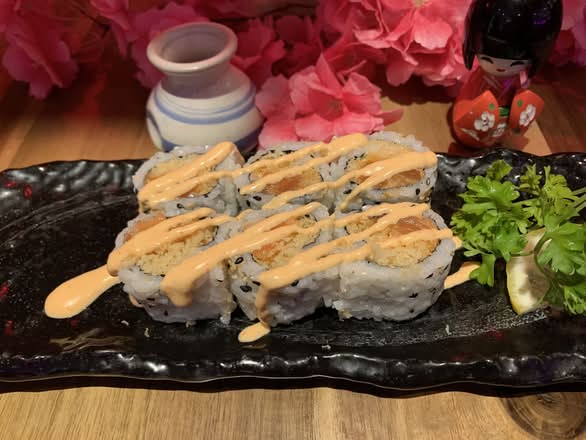 B14. Spicy Salmon Roll (8 pcs )