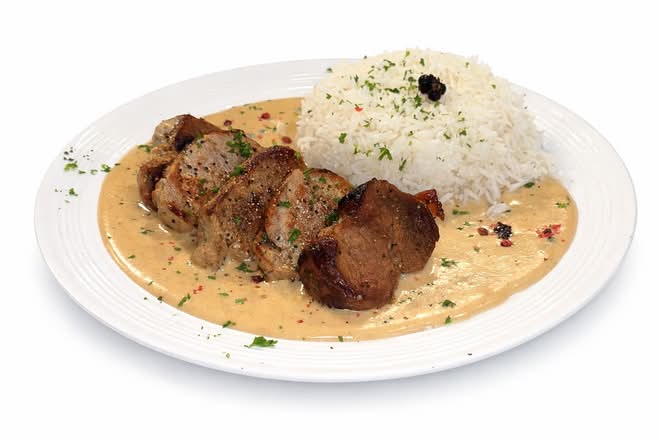 Porc Poivre de Madagascar servi avec riz basmati et une salade avec vinaigrette maison aux framboises  / Samoussa Végé  / boisson gazeuse