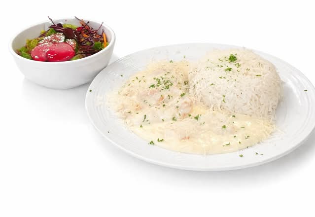 Poulet Fromage Alfredo servi avec riz basmati et une salade avec vinaigrette maison aux framboises / Chicken Chese Alfredo serve with basmati rice and a salade with home made dressing rasberry