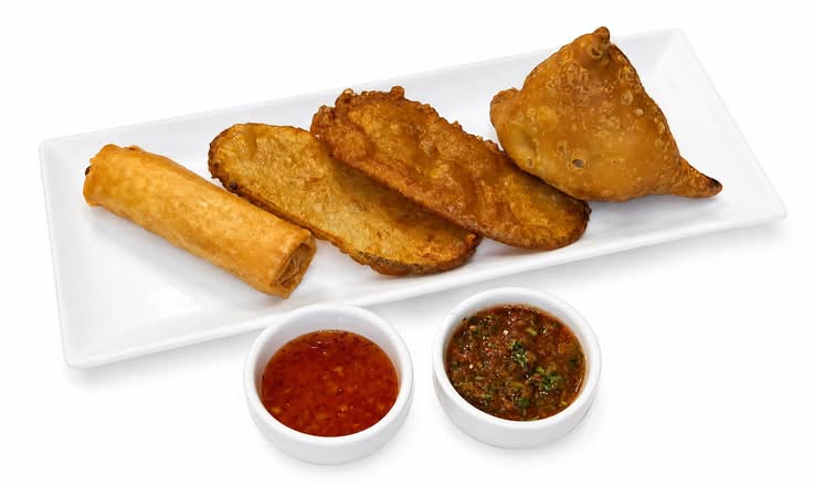 Combo  samoussa 1×,  rouleau impériaux 1x, beignet patate2x  tous Végé / Combo samosa 1x, spring roll 1x,  beignet potato 2x,all veg