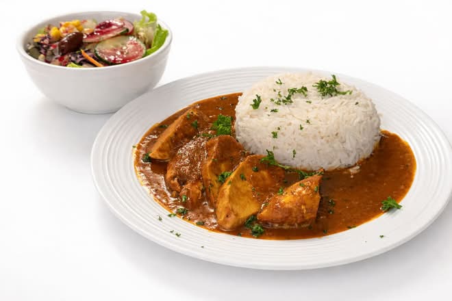 Poulet Cari servi avec riz basmati et une salade avec vinaigrette maison aux framboises/ Chicken Curry serve with basmati rice and a salade with home made dressing rasberry