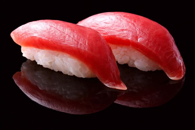 Tuna Sushi (2 pcs)