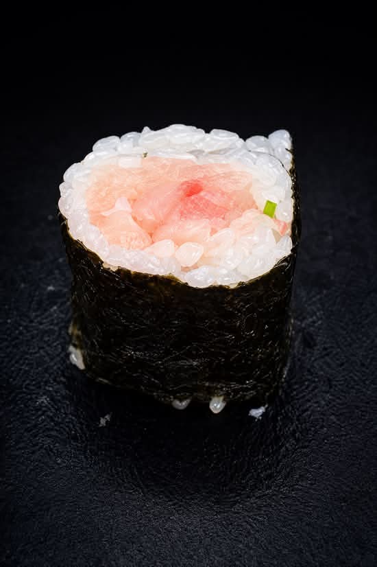 Hamachi Roll (6 pcs)