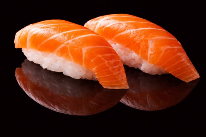 Salmon Sushi (2 pcs)