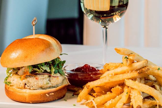 CRAB CAKE SANDWICH