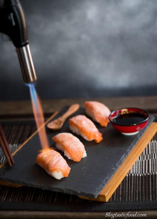 (R)Salmon Nigiri- Aburi (2 pcs)