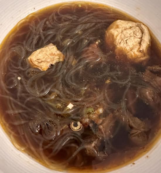 46 Braised Beef Vermicelli with Fried Bean Curd in Soup 紅燒牛肉油豆腐粉絲湯