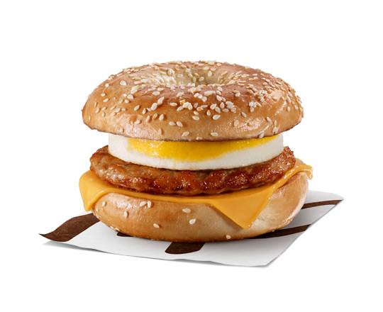 Bagel sésame avec saucisse et œuf [620.0 Cal]