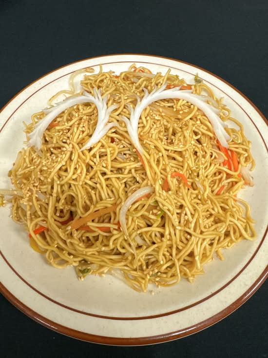 96. Nouilles sautées à la sauce soja suprême au sésames/Stir-fried noodles with supreme soy sauce and sesame