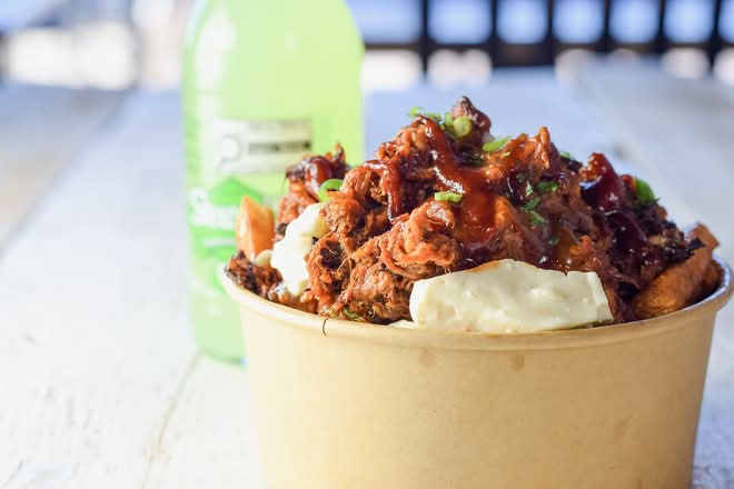 POUTINE AU PORC EFFILOCHÉ BBQ