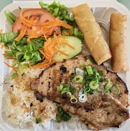 Plat de Porc grillé + Rouleaux / Grilled Pork + Rolls Plate