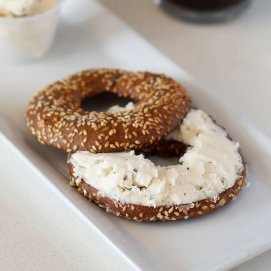 Toasted Bagel with Vegan Cream Cheeze