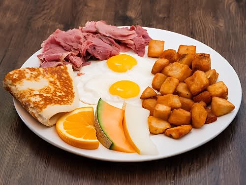 Deux oeufs avec viande fumée et crêpe