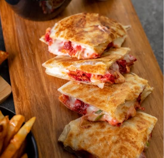 Tandoori Chicken Paratha Pizza