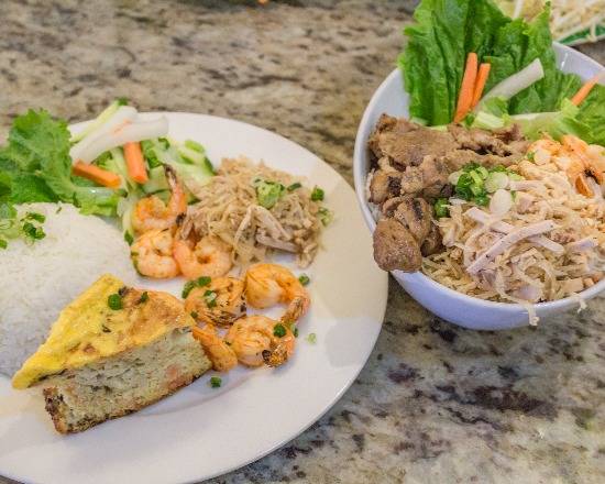 Mixed Vermicelli and Shanghai Noodles with Shrimp, Pork Garlic Soup S7