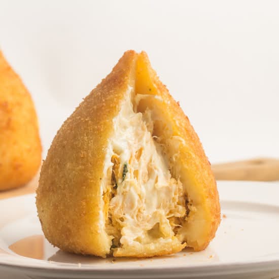 Chicken bite "Coxinha" with cream cheese / Bouchée de poulet "Coxinha" au fromage à la crème