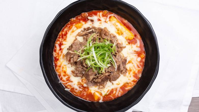 Beef tteok-bo-kki with cheese(치즈우삼겹떡볶이)