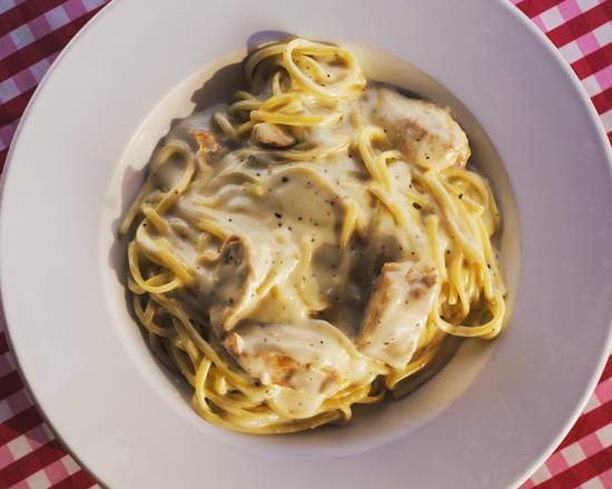 Linguini Alfredo Con Polo
