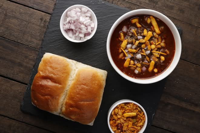 Mumbaiya Misal Pav