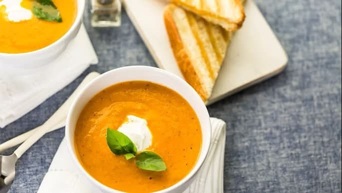 Soupe aux tomates rôties et au basilic