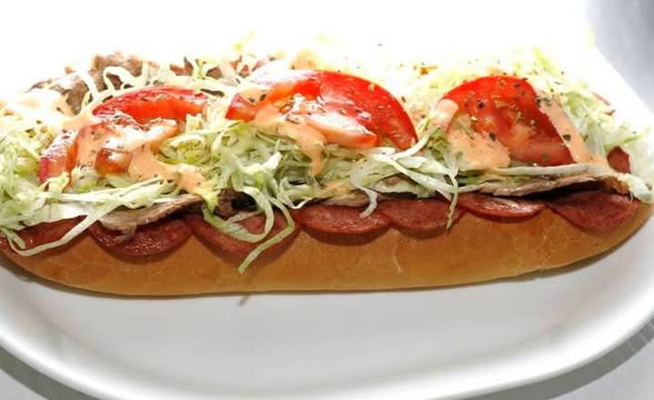 Sous-Marin 10" Steak, Pepperoni, Capicollo, Champignons et Piments Verts