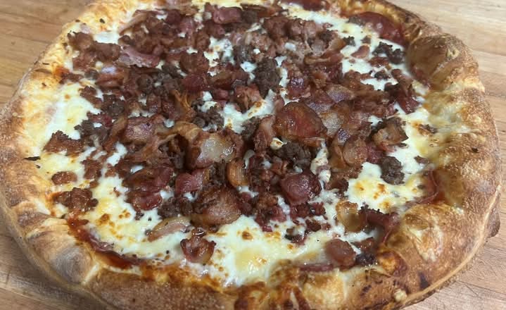 Pizza 16" Tout Garnie, Viande Fumee et Bacon /16" All Dressed Pizza, Smoked Meat and Bacon