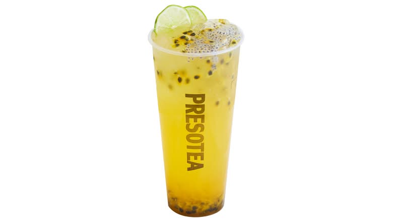 Boisson fruit de la passion et lime fraîche avec aloès et graines de basilic / Passion Fruit Lime with Aloe Vera & Basil Seed