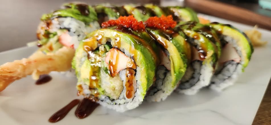 Green Dragon Roll (9 pcs)