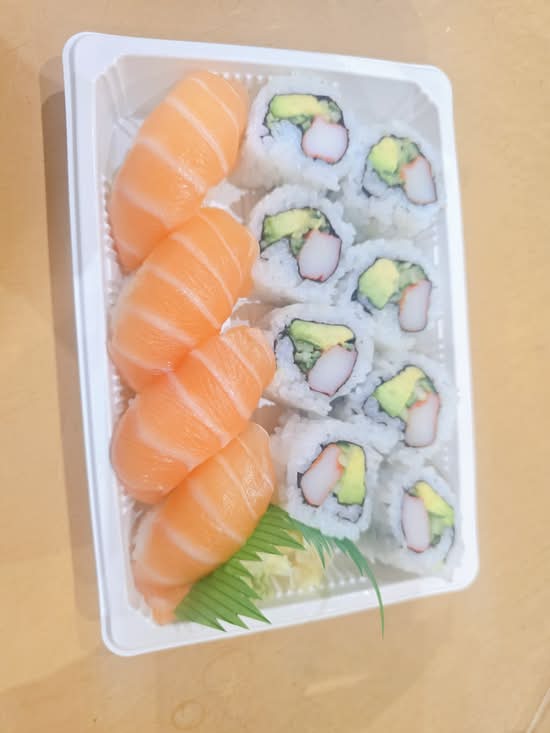 Cali + 4 Salmon Sushi Set
