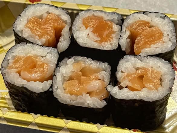 611 Salmon Roll (6 pcs)